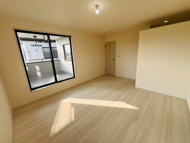 【Livele Garden】　栃木市都賀町平川　第１　全4邸の洋室|〇２号棟　洋室　9.2帖〇
バルコニー面するクローゼット付き主寝室。バルコニーへ出入りすることが出来るのでお布団を干す際にとても便利です♪
2026年8月撮影