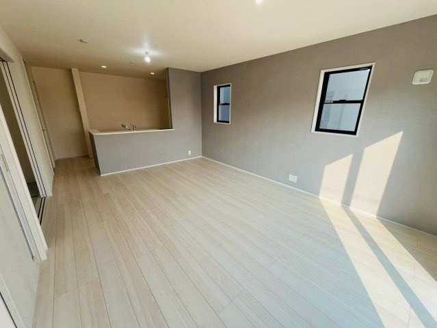 【Livele Garden】　栃木市都賀町平川　第１　全4邸の居間・リビング|〇２号棟　リビング〇
落ち着きのある木目調のリビング。南面に窓がございますので太陽の光を反射し、室内を明るく保つことができます♪
2026年8月撮影