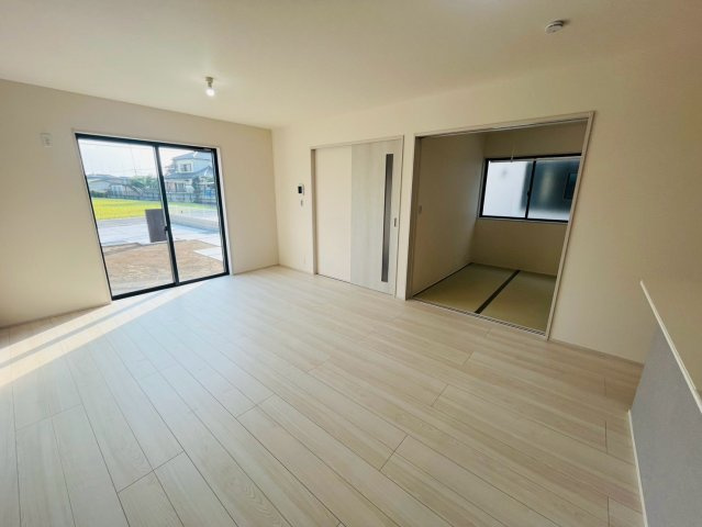 【Livele Garden】　栃木市都賀町平川　第１　全4邸の居間・リビング|〇２号棟　リビング〇
明るいリビング。続き間の和室と合わせると更に開放的な空間が広がります♪
2026年8月撮影