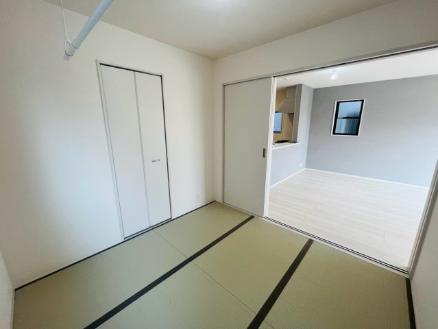【Livele Garden】　栃木市都賀町平川　第１　全4邸の和室|〇２号棟　和室　4.5帖〇
リビングと続き間の和室です。お子様のお昼寝スペースとしてもご活用いただけます♪リビングにいながらお子様の様子を見守ることができます（＾＾）
2026年8月撮影