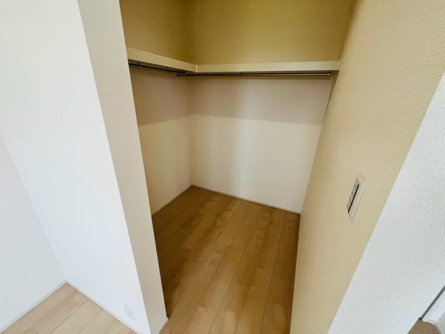 【Livele Garden】　栃木市都賀町平川　第１　全4邸の収納|〇３号棟　ウォークインクローゼット〇
パイプや枕棚で空間を立体的に使います。衣類の種類や使用頻度に合わせて整頓できます（＾＾）
2026年8月撮影