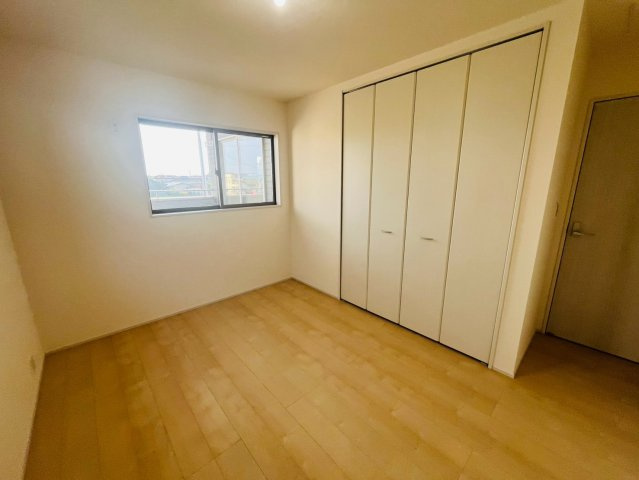 【Livele Garden】　栃木市都賀町平川　第１　全4邸の洋室|〇３号棟　洋室　6.5帖〇
各居室に収納がございますので最大限お部屋を広く使うことができます♪
2026年8月撮影