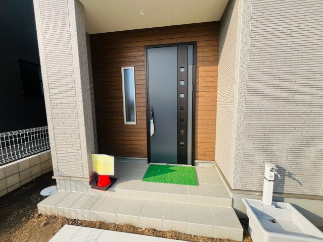 【Livele Garden】　栃木市都賀町平川　第１　全4邸の玄関|〇３号棟　玄関〇
広々とした外の玄関。玄関前が屋根になっておりますので、降雨時も急ぐ必要がありません♪
2026年8月撮影