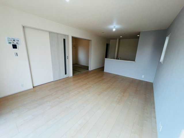 【Livele Garden】　栃木市都賀町平川　第１　全4邸の居間・リビング|〇３号棟　リビング〇
奥行きのあるリビング。続き間の和室と合わせると更に開放的な空間が広がります♪
2026年8月撮影
