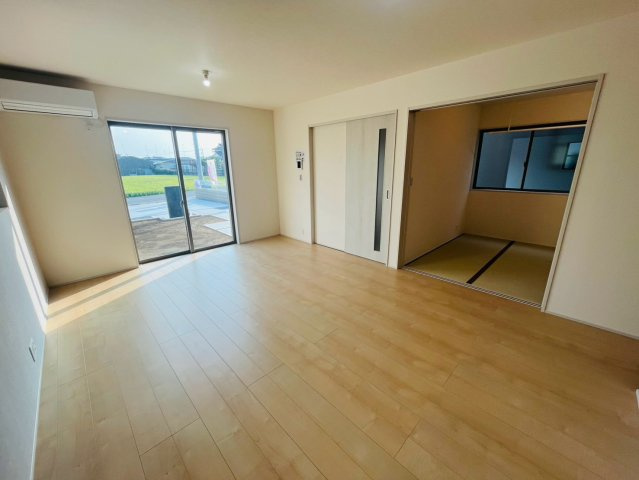 【Livele Garden】　栃木市都賀町平川　第１　全4邸の居間・リビング|〇３号棟　リビング〇
南面には掃出し窓があり、明るいリビングです♪
2026年8月撮影