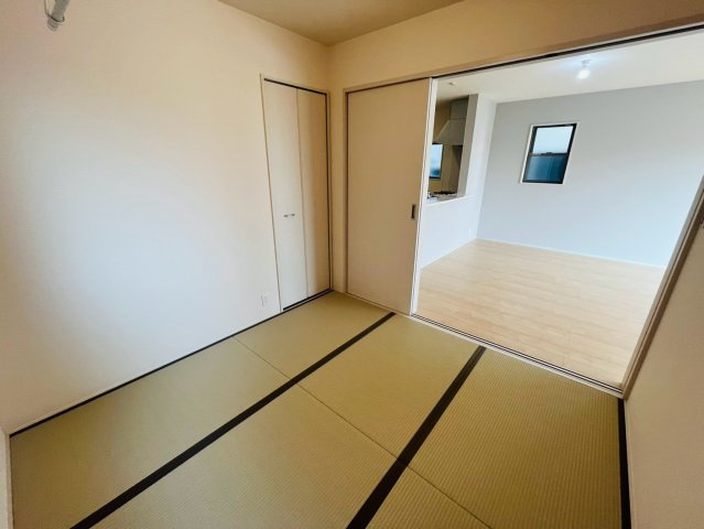 【Livele Garden】　栃木市都賀町平川　第１　全4邸の和室|〇３号棟　和室　4.5帖〇
リビングと続き間の和室です。お子様のお昼寝スペースとしてもご活用いただけます♪リビングにいながらお子様の様子を見守ることができます（＾＾）
2026年8月撮影