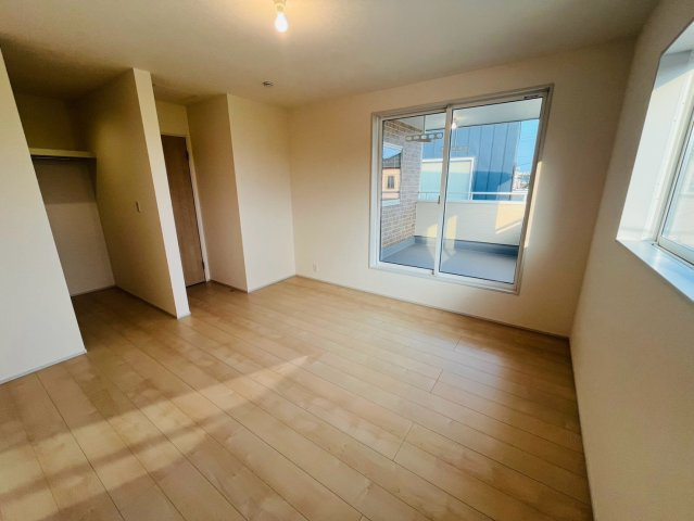 【Livele Garden】　栃木市都賀町平川　第１　全4邸の洋室|〇４号棟　洋室　8.5帖〇
ウォークインクローゼット付きの主寝室♪大きなベッドを置いてもゆとりのある広さです（＾＾）
2026年8月撮影