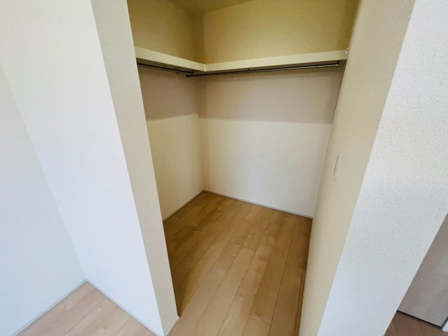 【Livele Garden】　栃木市都賀町平川　第１　全4邸の収納|〇４号棟　ウォークインクローゼット〇
パイプや枕棚で空間を立体的に使います。衣類の種類や使用頻度に合わせて整頓できます（＾＾）
2026年8月撮影