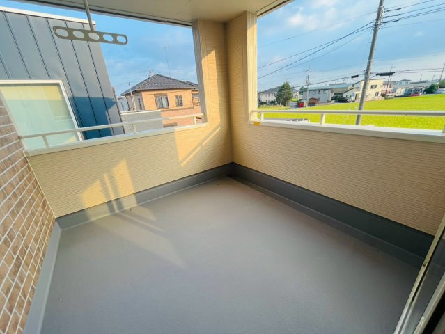 【Livele Garden】　栃木市都賀町平川　第１　全4邸のバルコニー|〇４号棟　バルコニー〇
屋根付きのインナーバルコニーなら、急な雨でも安心♪椅子を置いてテラスとしてもご活用いただけます（＾＾）
2026年8月撮影