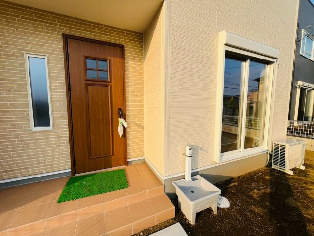 【Livele Garden】　栃木市都賀町平川　第１　全4邸の玄関|〇４号棟　玄関〇
レンガ調の壁に木目の扉が可愛らしい玄関
2026年8月撮影