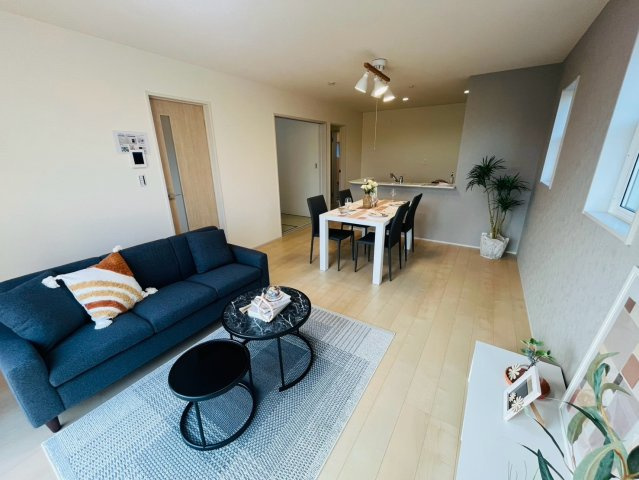 【Livele Garden】　栃木市都賀町平川　第１　全4邸の居間・リビング|〇４号棟　リビング〇
奥行きのあるリビング。長方形の間取りの為、家具の設置もしやすく快適です♪
2026年8月撮影