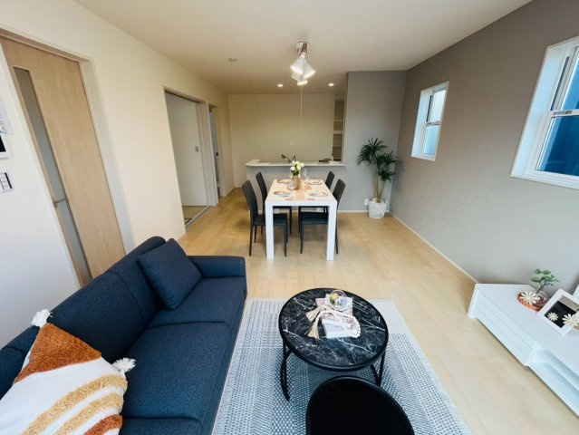 【Livele Garden】　栃木市都賀町平川　第１　全4邸のキッチン|〇４号棟　リビング〇
お料理をしながら、後片付けをしながら会話がはずむ対面キッチン。リビングが見渡せるので小さいお子様がいても安心です（＾＾）
2026年8月撮影