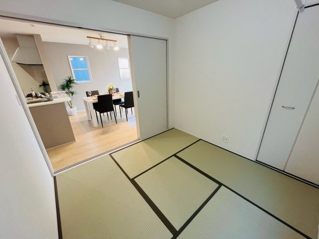 【Livele Garden】　栃木市都賀町平川　第１　全4邸の和室|〇４号棟　和室　4.5帖〇
リビングと続き間の和室です。お子様のお昼寝スペースとしてもご活用いただけます♪リビングにいながらお子様の様子を見守ることができます（＾＾）
2026年8月撮影