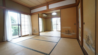 【和室】 | 可部町上町屋　５ＬＤＫ戸建て | ◎６帖和室×２
日当たり良好、収納も充実
エアコンつき