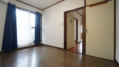 【洋室】 | 可部町上町屋　５ＬＤＫ戸建て | ◎２Ｆの６帖洋室
バルコニーつながり
エアコンつき