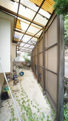 【バルコニー】 | 可部町上町屋　５ＬＤＫ戸建て | ◎お庭横に屋根つき洗濯物干し、収納スペースつき