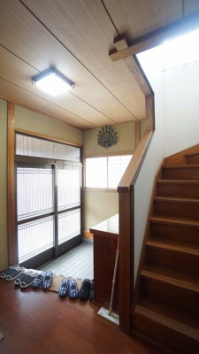 【玄関】 | 可部町上町屋　５ＬＤＫ戸建て | シューズ収納つきひろびろ玄関