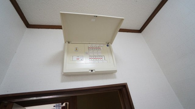【発電・温水設備】 | 可部町上町屋　５ＬＤＫ戸建て | ◎電源ブレーカー
洗面脱衣室にあります。