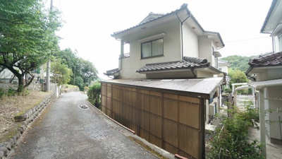 【前面道路含む現地写真】 | 可部町上町屋　５ＬＤＫ戸建て | ◎５ＬＤＫ戸建て
角地で開放感あり陽当り眺めも良好
広い敷地、ドッグラン、ガーデニング、家庭菜園などに活用可能
車２台～駐車可能、屋根つき洗濯物干しスペース