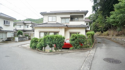 【前面道路含む現地写真】 | 可部町上町屋　５ＬＤＫ戸建て | ◎５ＬＤＫ戸建て
角地で開放感あり陽当り眺めも良好
広い敷地、ドッグラン、ガーデニング、家庭菜園などに活用可能
車２台～駐車可能、屋根つき洗濯物干しスペース