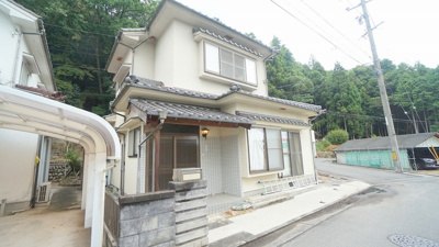 【外観】 | 可部町上町屋　５ＬＤＫ戸建て | ◎５ＬＤＫ戸建て
角地で開放感あり陽当り眺めも良好
広い敷地、ドッグラン、ガーデニング、家庭菜園などに活用可能
車２台～駐車可能、屋根つき洗濯物干しスペース