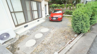 【駐車場】 | 可部町上町屋　５ＬＤＫ戸建て | ◎ひろびろ車２台～駐車可能