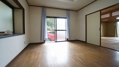 【居間・リビング】 | 可部町上町屋　５ＬＤＫ戸建て | ◎広々１Ｆリビング
陽ざしが明るいひろびろ空間