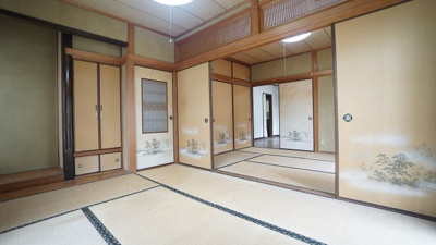 【和室】 | 可部町上町屋　５ＬＤＫ戸建て | ◎６帖和室×２
日当たり良好、収納も充実
エアコンつき