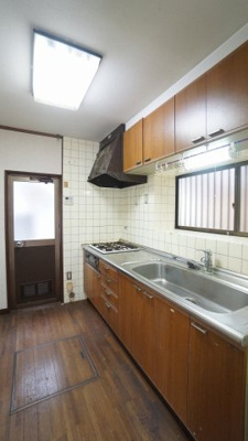 【キッチン】 | 可部町上町屋　５ＬＤＫ戸建て | ◎１Ｆキッチン
ひろびろ空間、収納も充実
勝手口ドアつき
