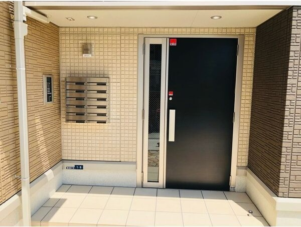 D-room灘北通のエントランス