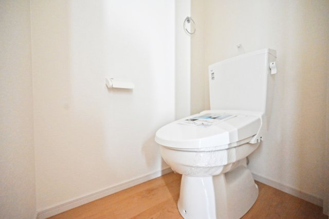 テラシエ東園田町3丁目新築一戸建て│4LDK+駐車１台可のトイレ|清潔感のあるトイレ空間で、毎日快適にご利用いただけるよう配慮されたシンプルで機能的な設備となっています。