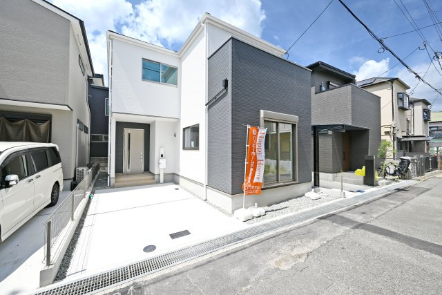 テラシエ東園田町3丁目新築一戸建て│4LDK+駐車１台可の外観|阪急神戸線「園田」駅徒歩13分の立地で小学校やスーパーが徒歩10分圏内でご家族で暮らしやすい環境です。30坪超のゆとりある4LDKです。皆様からのご連絡を心よりお待ちしております。