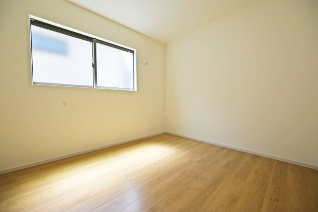 テラシエ東園田町3丁目新築一戸建て│4LDK+駐車１台可の洋室|-洋室約5.2帖-
ナチュラルな色合いで統一された洋室は、落ち着きのある雰囲気でリラックスしやすい空間です。
