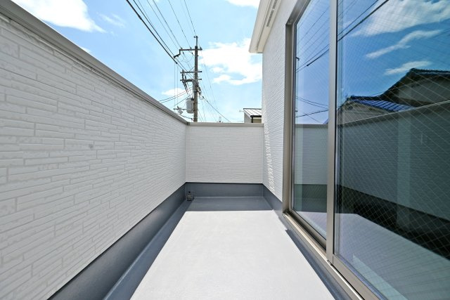 テラシエ東園田町3丁目新築一戸建て│4LDK+駐車１台可のバルコニー|広いバルコニーで、洗濯物をゆったり干せるほか、外の空気を感じながらくつろぐこともできる快適な空間です。