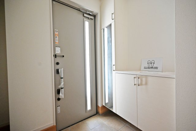 テラシエ東園田町3丁目新築一戸建て│4LDK+駐車１台可の玄関|玄関にはミラーを設置。お出かけ前の身だしなみチェックにも便利で、空間を広く見せてくれる嬉しいポイントです。