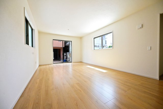 テラシエ東園田町3丁目新築一戸建て│4LDK+駐車１台可の居間・リビング|ダイニングテーブルとソファセットを配置しても十分なゆとりがあり、快適に過ごせる心地よい住空間です。