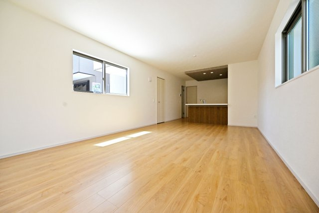 テラシエ東園田町3丁目新築一戸建て│4LDK+駐車１台可の居間・リビング|木目のフローリングで温もりを感じられるリビング空間。シンプルな内装のため、お好みの家具やインテリアとのコーディネートもしやすく、自分らしい空間づくりをお楽しみいただけます。