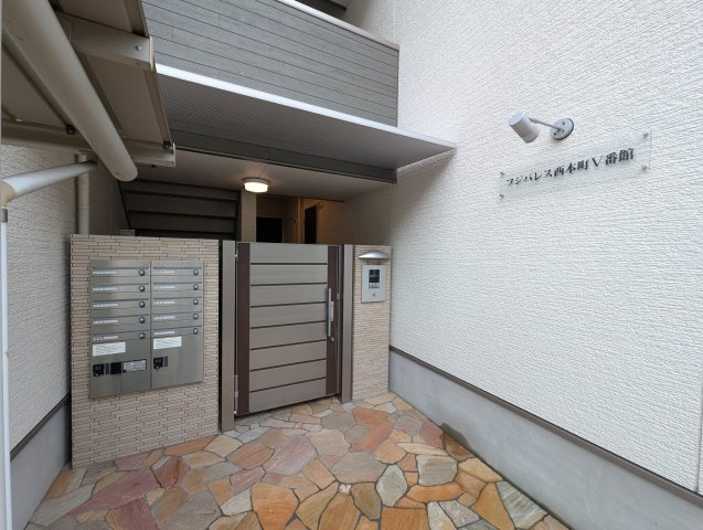 フジパレス西本町V番館のエントランス