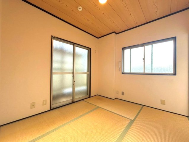御影塚町1丁目の和室|南向きバルコニーに面し、採光に恵まれた明るい和室