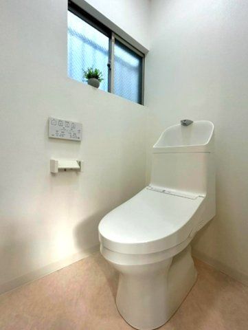 御影塚町1丁目のトイレ|窓があるトイレは、明るく換気も安心