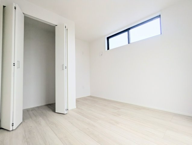 中野区江古田1丁目　新築戸建の洋室|部屋収納もバッチリです！見せる収納も流行っていますが、やはり見せない収納も大切ですね。

現地ご見学希望・資料請求などお気軽にお問い合わせ下さい！
03-5990-5201