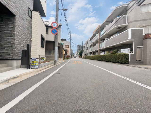 中野区江古田1丁目　新築戸建の前面道路含む現地写真|都市機能の利便性と豊かな緑に恵まれた住環境。

現地ご見学希望・資料請求などお気軽にお問い合わせ下さい！
03-5990-5201