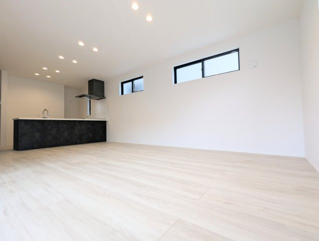 中野区江古田1丁目　新築戸建の居間・リビング|リビングの足下から室内全体を暖める床暖房は、温風を出さないためホコリを巻き上げず健康的！

現地ご見学希望・資料請求などお気軽にお問い合わせ下さい！
03-5990-5201