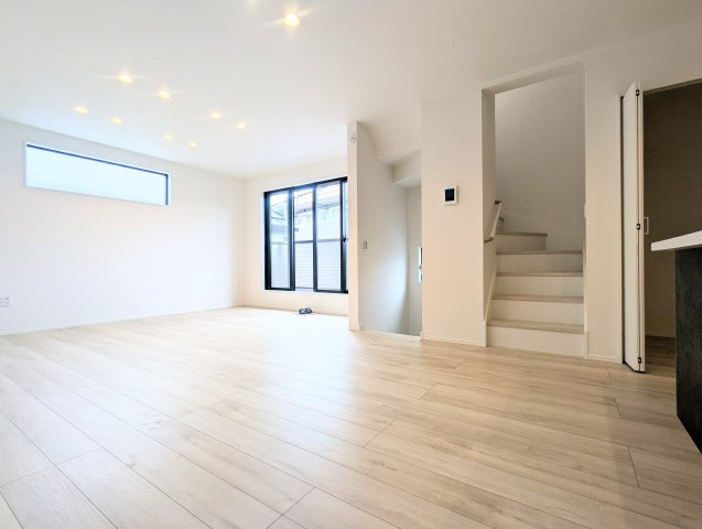 中野区江古田1丁目　新築戸建の居間・リビング|ご家族が自然と顔を会わせることで、コミュニケーションを育んでくれるリビングイン階段。

現地ご見学希望・資料請求などお気軽にお問い合わせ下さい！
03-5990-5201