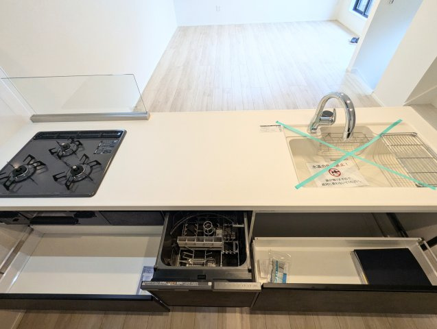 中野区江古田1丁目　新築戸建のキッチン|ビルトインタイプの食洗機付き！家事の時間と、手洗いに比べて使用水量も軽減します！

現地ご見学希望・資料請求などお気軽にお問い合わせ下さい！
03-5990-5201