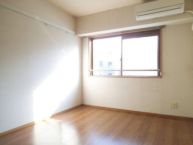 フローレス赤羽の居間・リビング|明るいお部屋です！