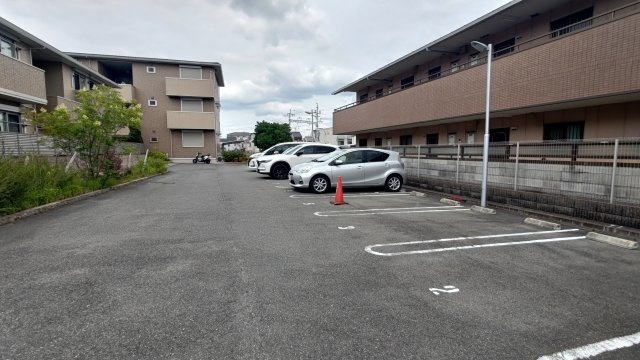 ハピネスの駐車場
