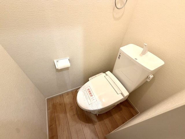 越谷市大泊２１期１号棟　新築戸建のトイレ|清潔感があり落ち着けるトイレ空間。温水洗浄便座付きで毎日快適に使えます。