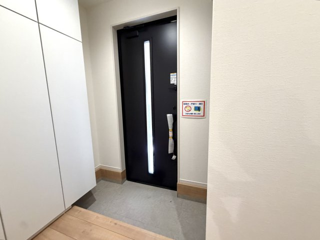 越谷市大泊２１期１号棟　新築戸建の玄関|明るく開放的な玄関アプローチ。段差も少なくスムーズに出入りが可能です。