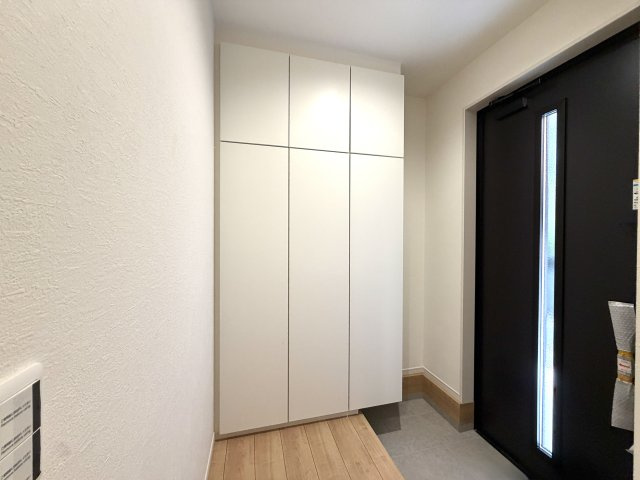 越谷市大泊２１期１号棟　新築戸建の玄関|靴をすっきり収められるシューズボックス。玄関まわりをいつでも綺麗に保てます。